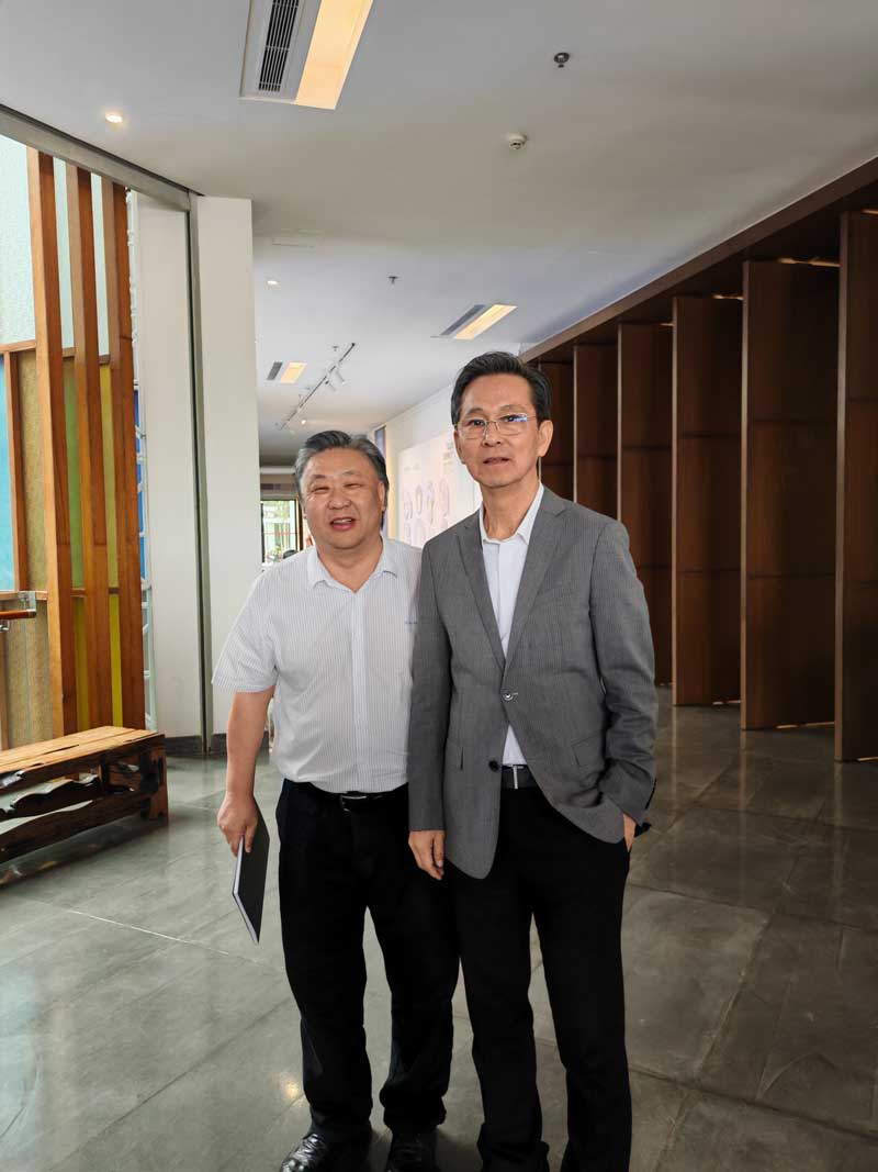 1774854730614865.jpg 与中国美术家协
会副主席、中国艺术研究院博士生导师留影1.jpg